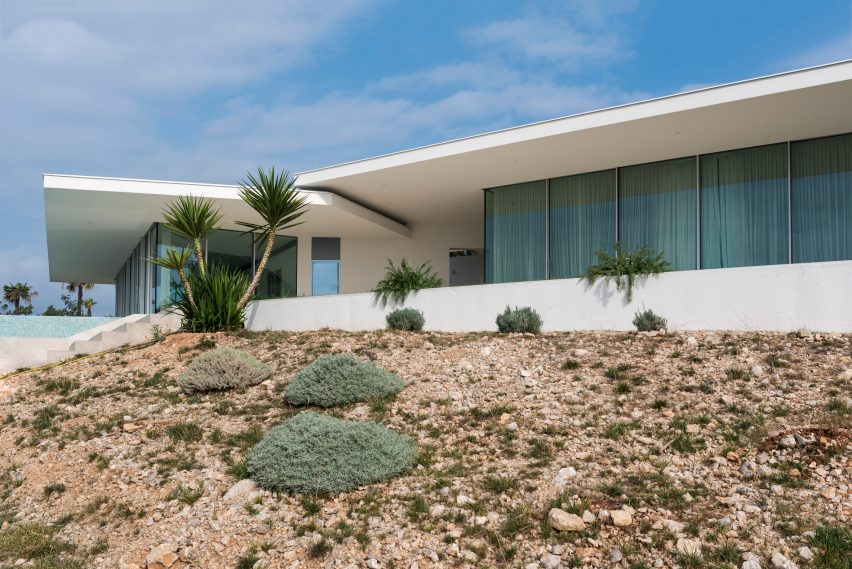 bedrock house idis turato croatia residential architecture white glass dezeen 2364 col 4 852x569